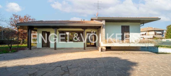 Дом с 6 комнатами в Альбидзате, Италия № 126141 5