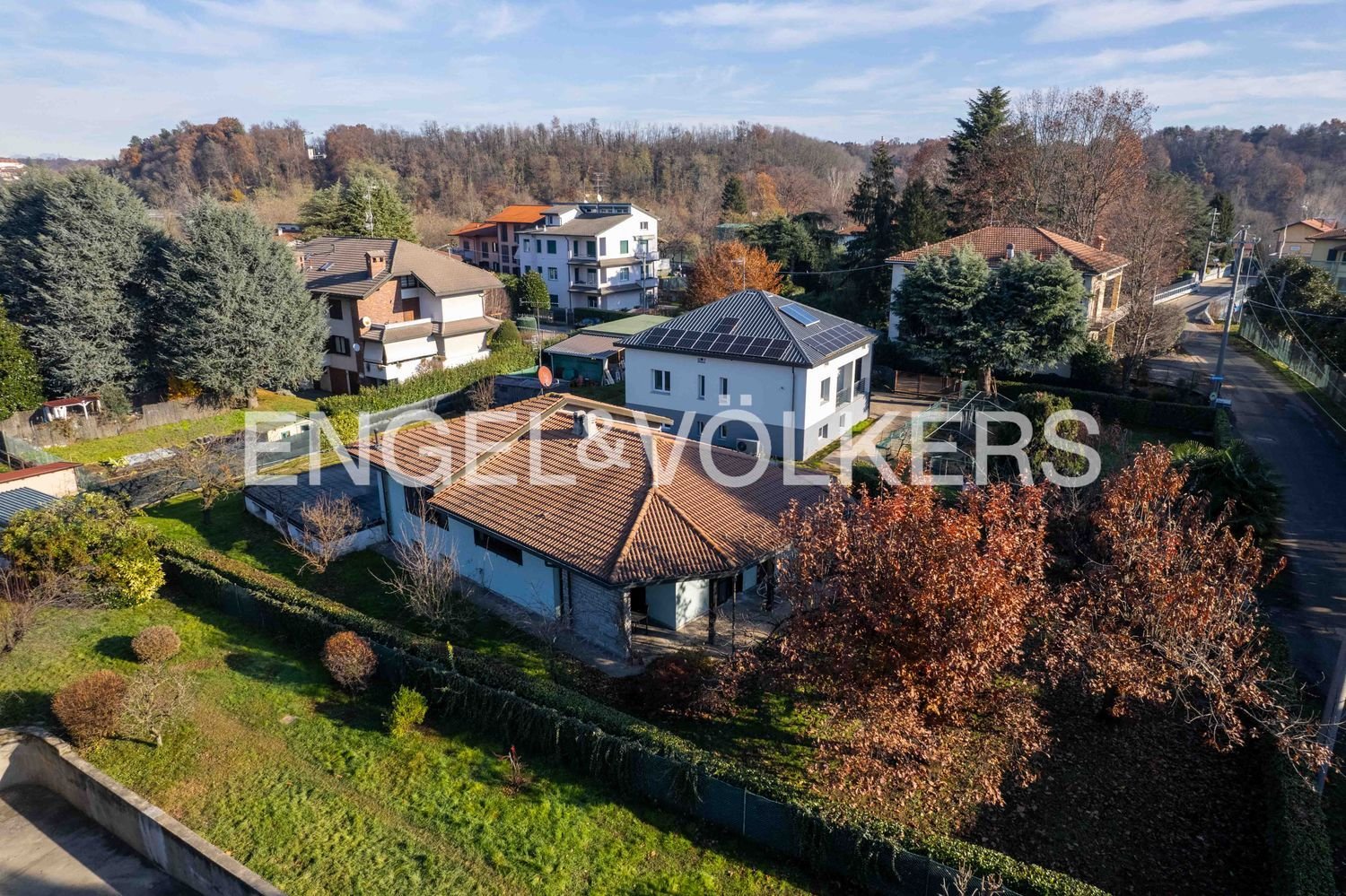 Дом с 6 комнатами в Альбидзате, Италия № 126141