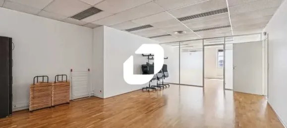 752m² Office in Paris, France No. 302385 3