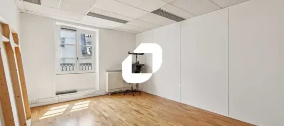 752m² Office in Paris, France No. 302385 2