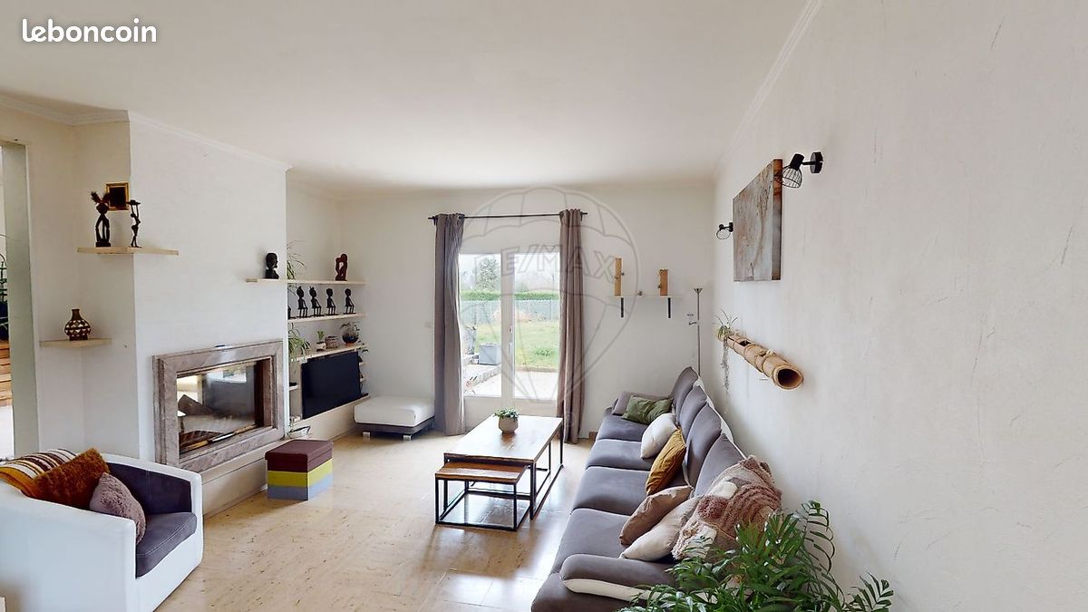 Casa de 7 dormitorios en Saint-Denis-de-l'Hotel, France No. 77292