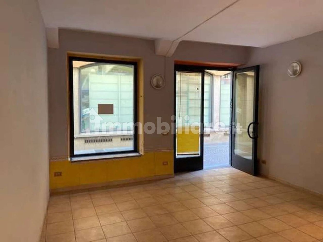 Propiedad comercial de 2 habitaciónes en Voghera, Italy No. 351371