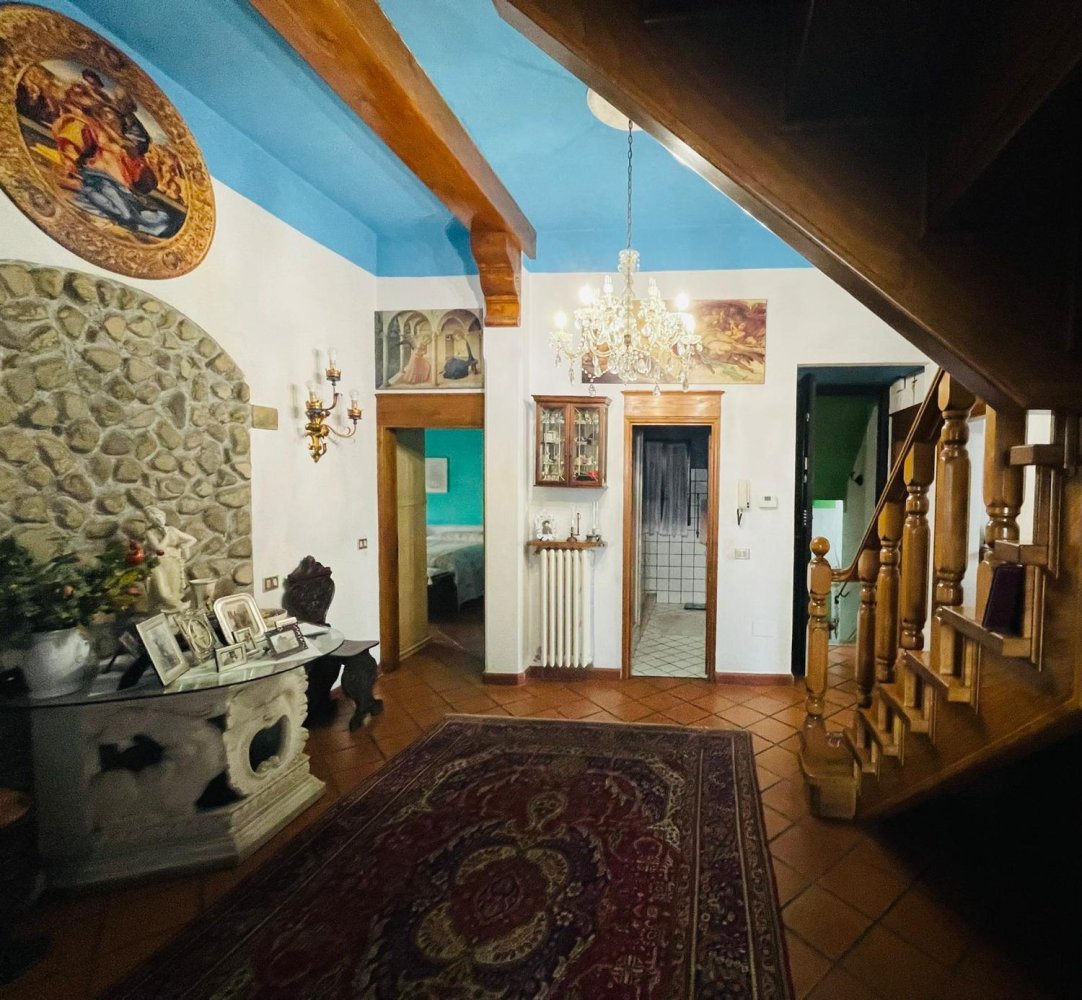 Casa de 7 habitaciónes en Prato, Italy No. 89837