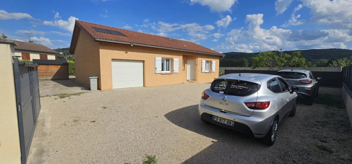 Casa de 3 dormitorios en Saint-Jean-le-Vieux, France No. 320354