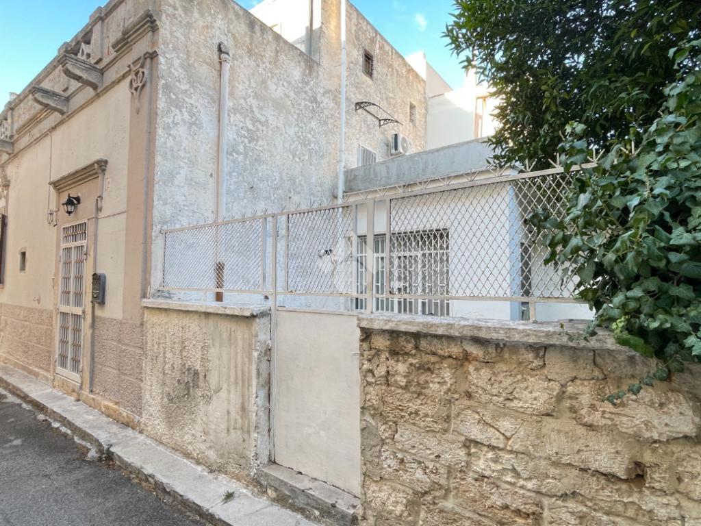 2 bedrooms Apartment in Bari, Italy No. 300024