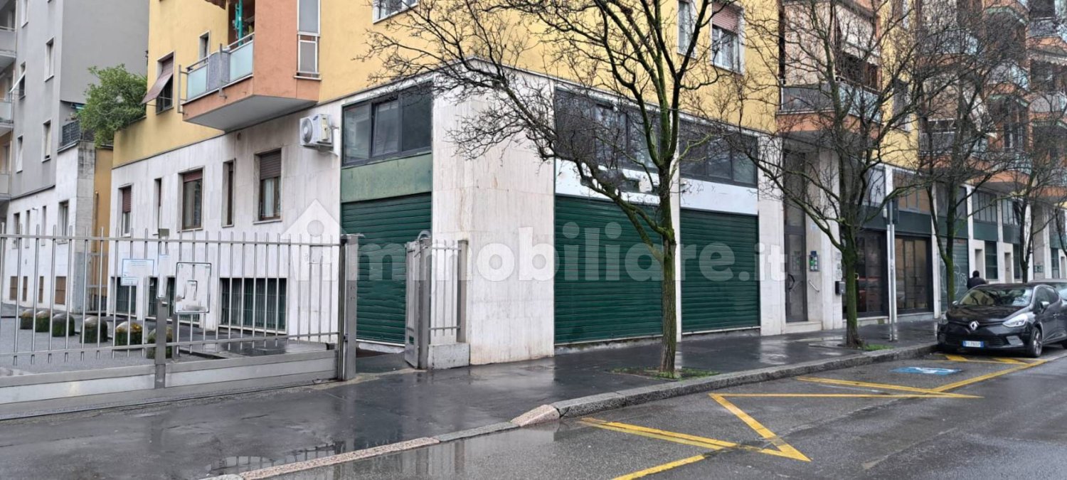 3 rooms Commercial property in Sesto San Giovanni, Italy No. 141128