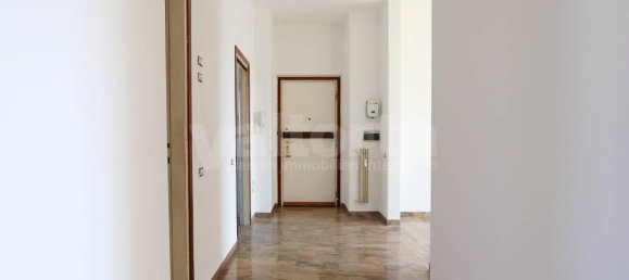 3 rooms Apartment in Monza, Italy No. 15531 8