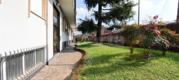 3 rooms Apartment in Monza, Italy No. 15531 2