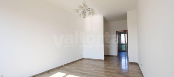 3 rooms Apartment in Monza, Italy No. 15531 3