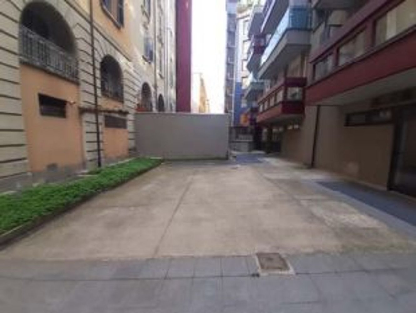 9m² Garage in Milan, Italy No. 248150