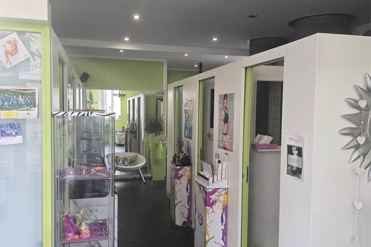 1 room Commercial property in Como, Italy No. 137079