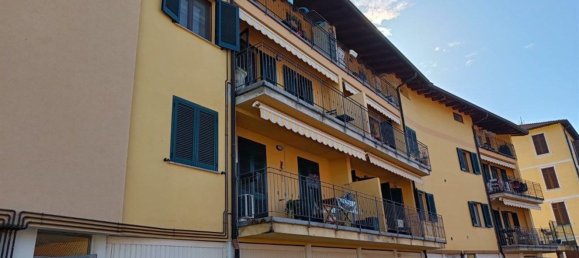 3 rooms Apartment in Como, Italy No. 4025 3