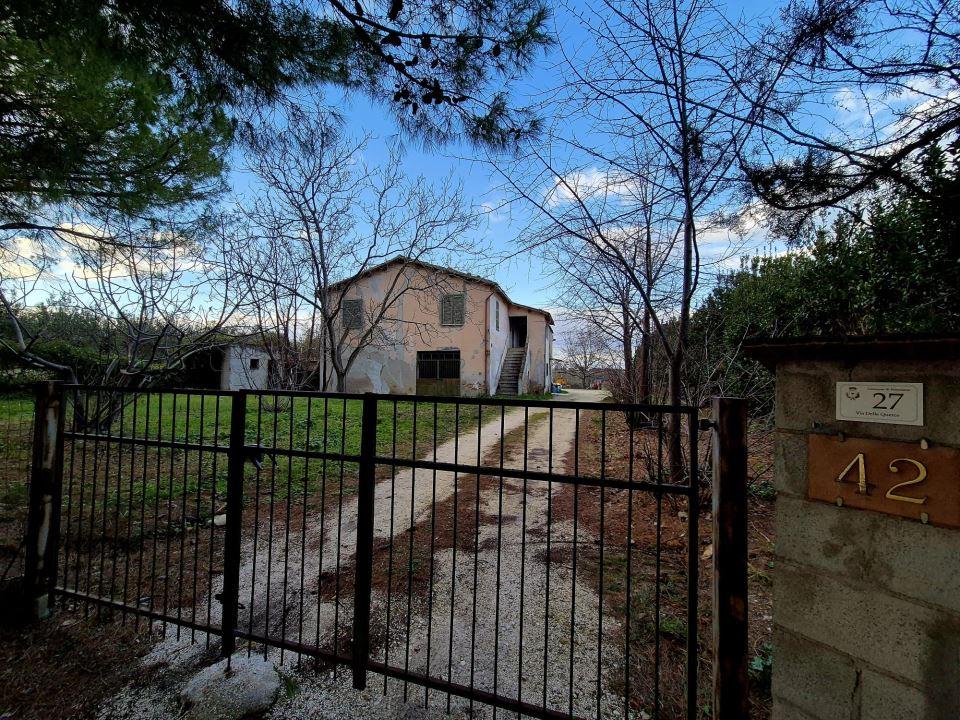 9 rooms House in Nocciano, Italy No. 127552