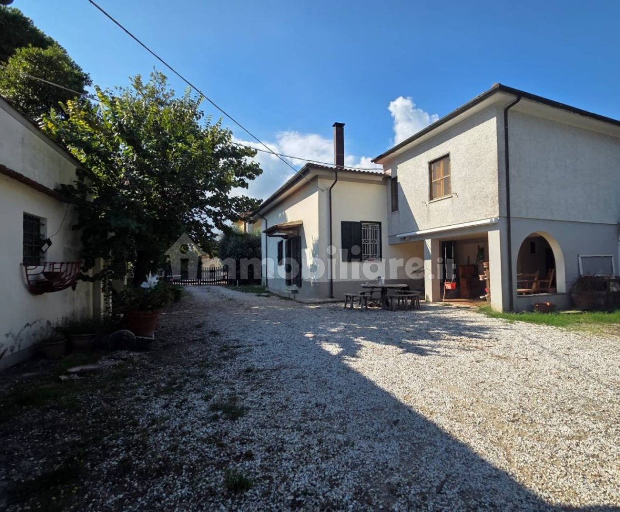 4 bedrooms Villa in Collesalvetti, Italy No. 354603