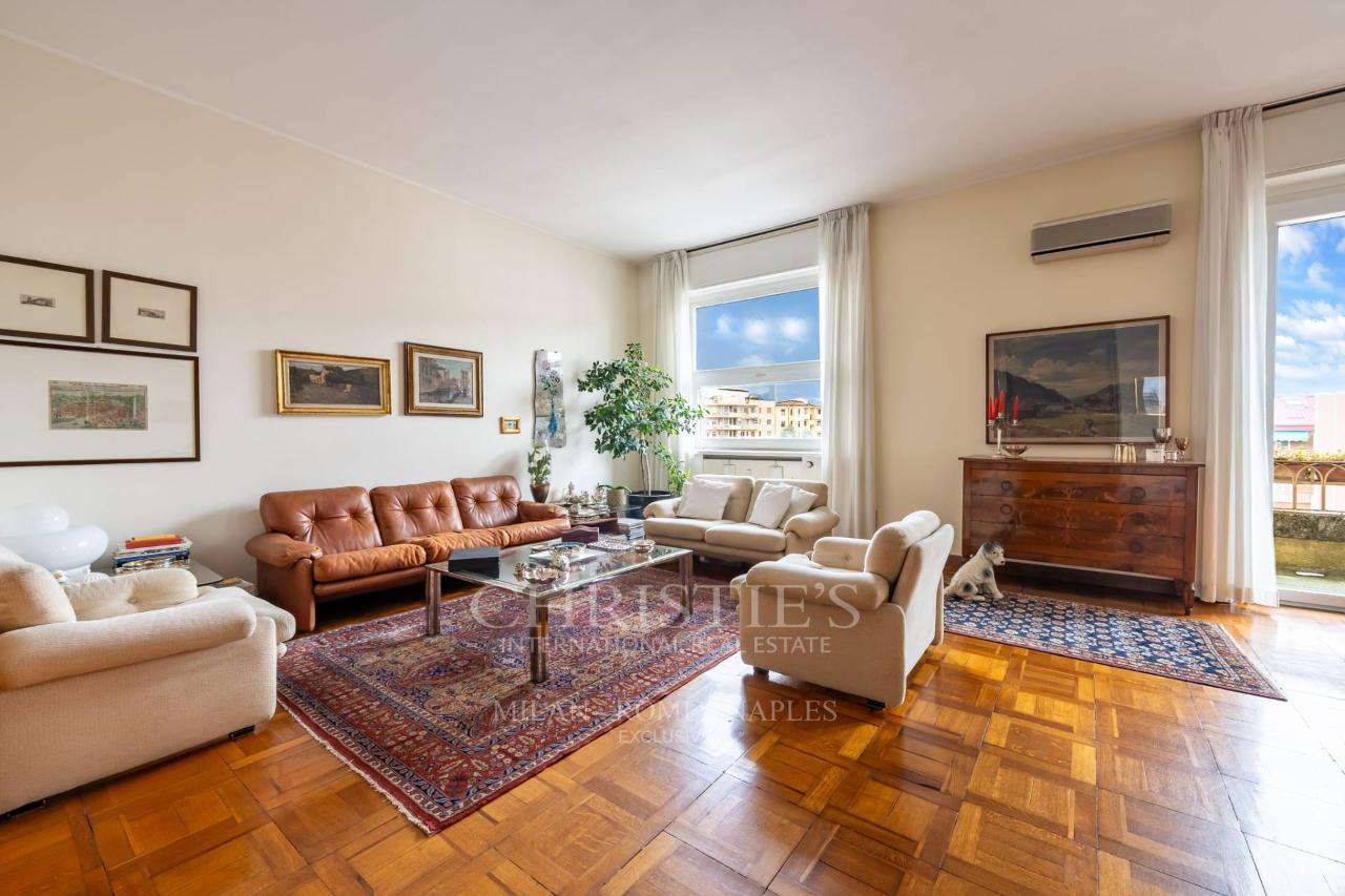 7 rooms Apartment in Milan, Italy No. 246458