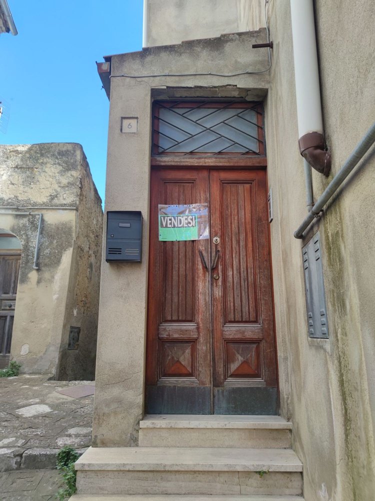 9 rooms House in Tricarico, Italy No. 254477