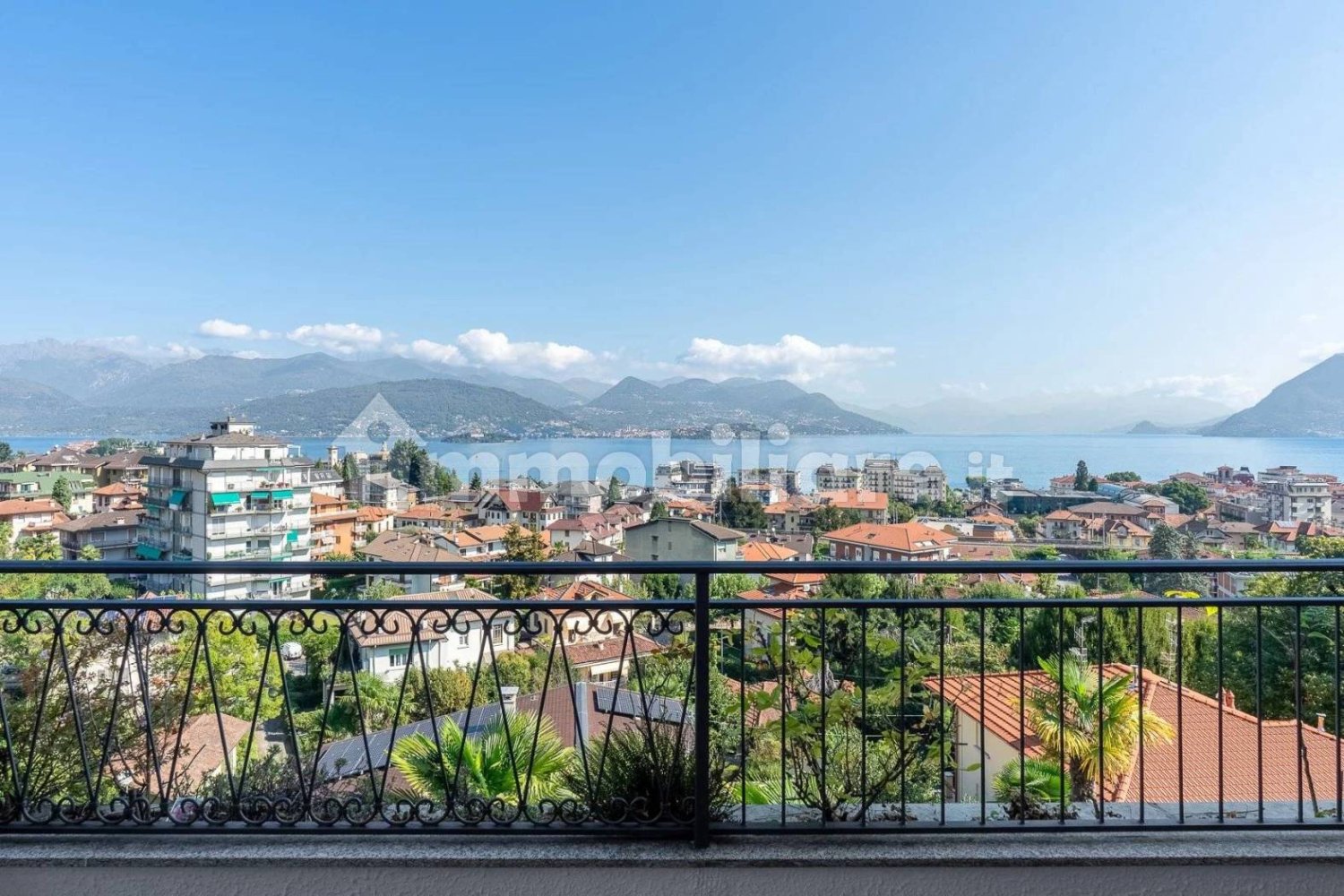 Apartamento de 2 dormitorios en Stresa, Italy No. 371194