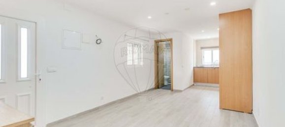 2 bedrooms House in Almada, Portugal No. 220051 3