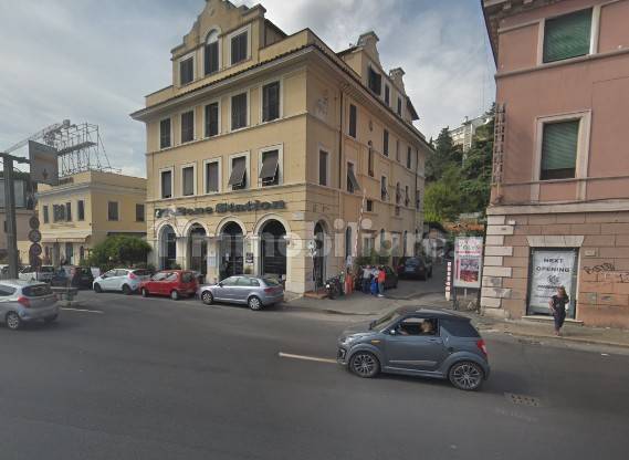 300m² Commercial property in Rome, Italy No. 319573