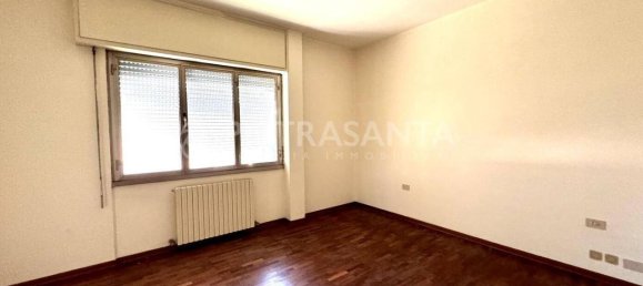 Квартира с 6 комнатами в Пьетрасанта, Италия № 168129 5