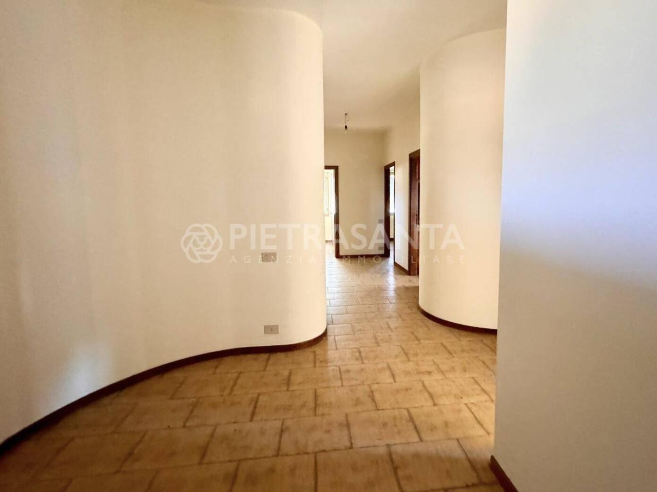 Квартира с 6 комнатами в Пьетрасанта, Италия № 168129