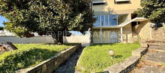 Квартира с 6 комнатами в Пьетрасанта, Италия № 168129 2