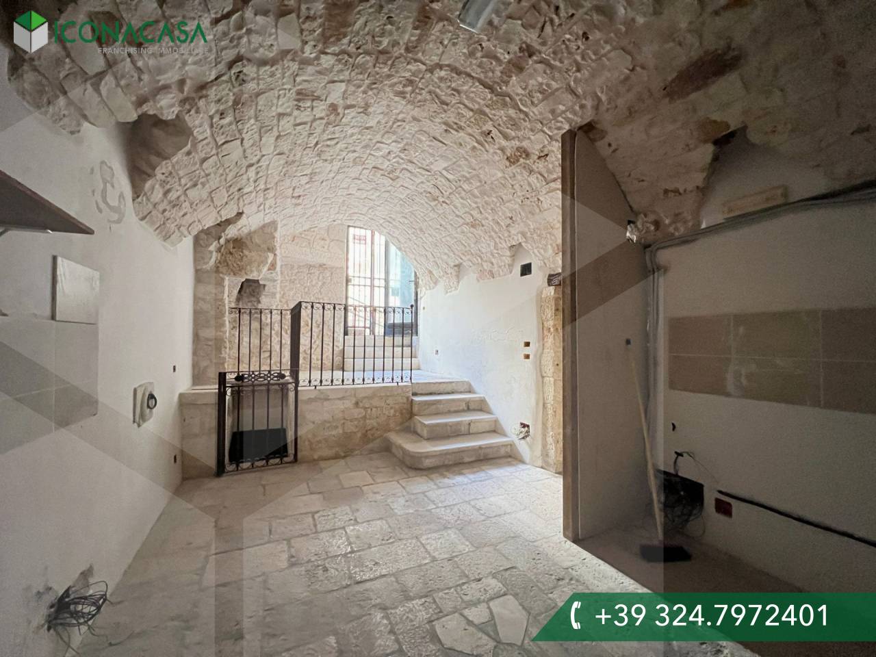 Propiedad comercial de 3 habitaciónes en Conversano, Italy No. 27264