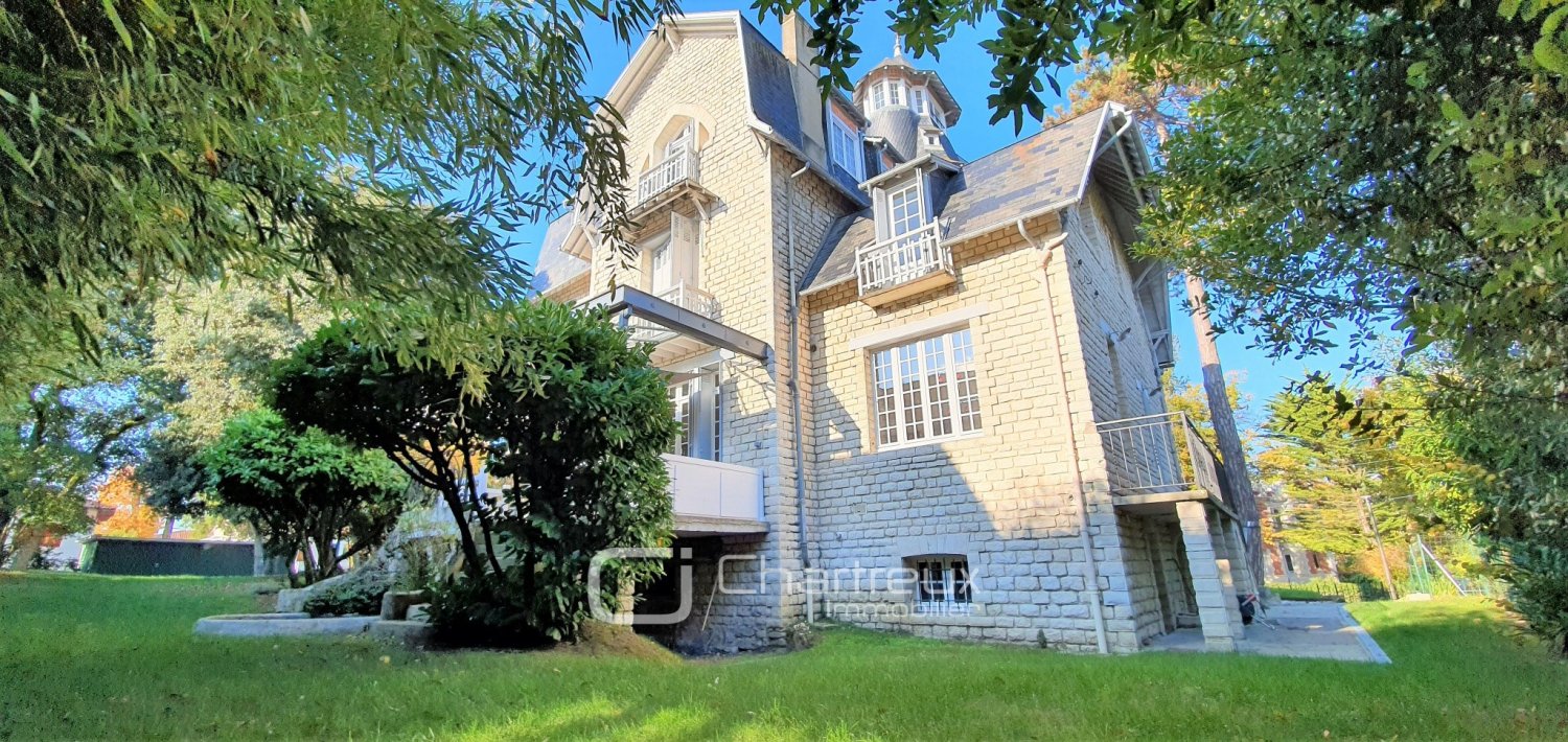 6 bedrooms Villa in Royan, France No. 105469