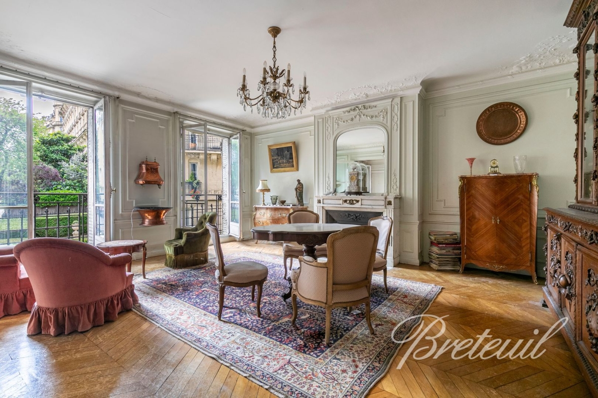 6 rooms Apartment in Paris, France No. 170531