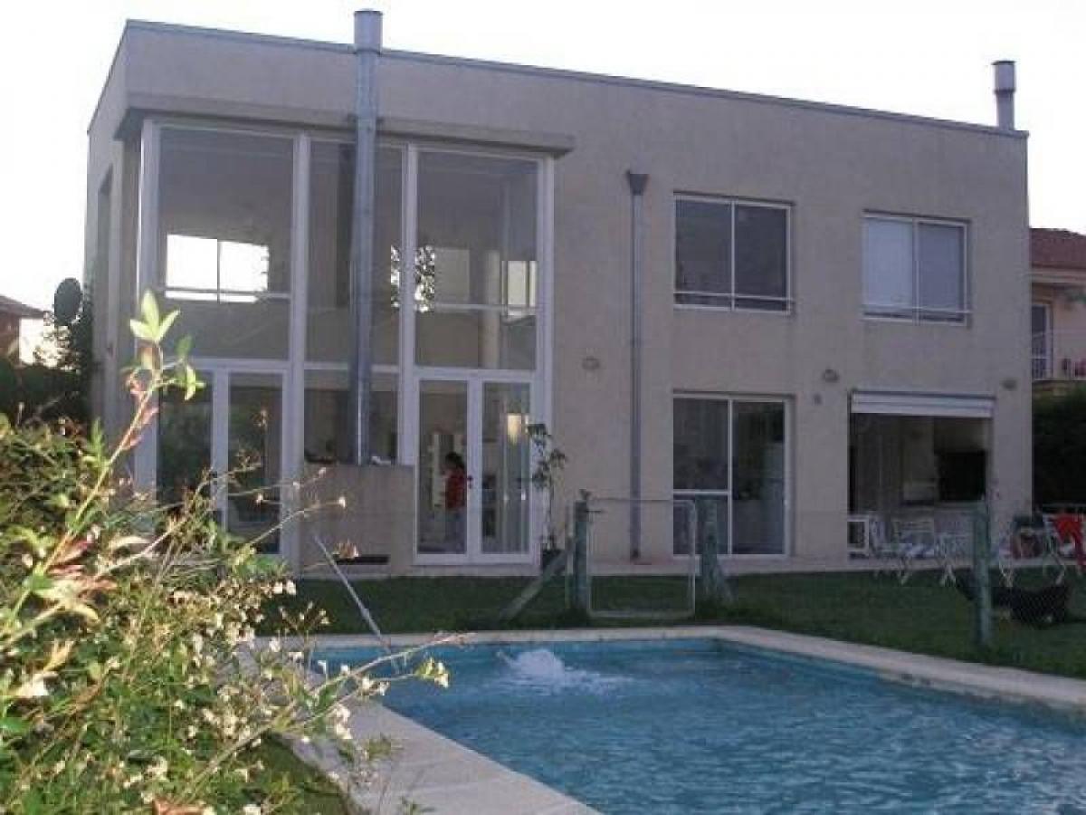 3 bedrooms House in Malvinas Argentinas, Argentina No. 52052