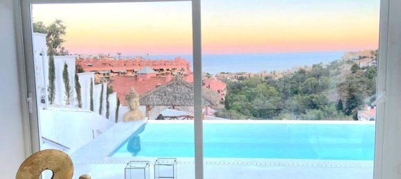 Villa de 4 dormitorios en Fuengirola, Spain No. 45535 2