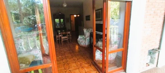 5 bedrooms Apartment in Massa, Italy No. 352594 3