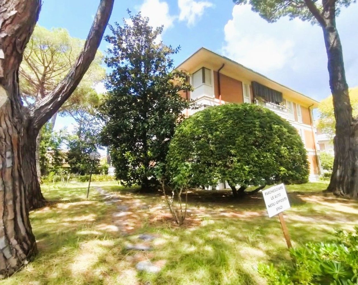 5 bedrooms Apartment in Massa, Italy No. 352594