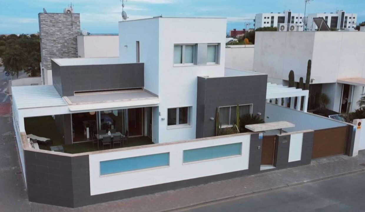 3 bedrooms House in Mil Palmeras, Spain No. 28391