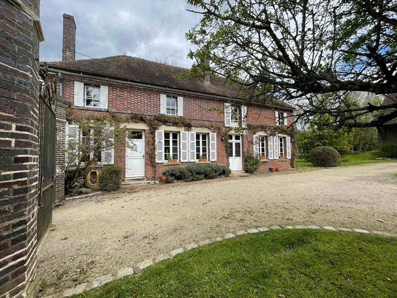 9 bedrooms Castles in Yonne, France No. 303204