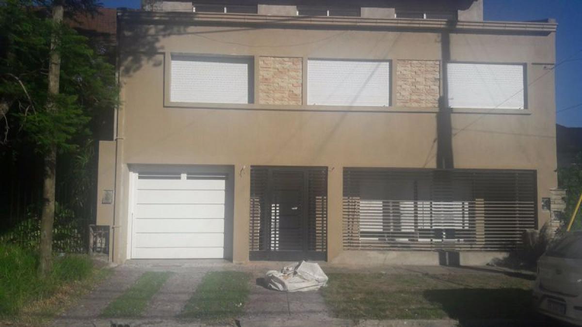 Casa de 3 dormitorios en Vicente López, Argentina No. 64527