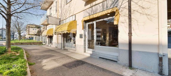 1 room Office in Pessano con Bornago, Italy No. 6276 11