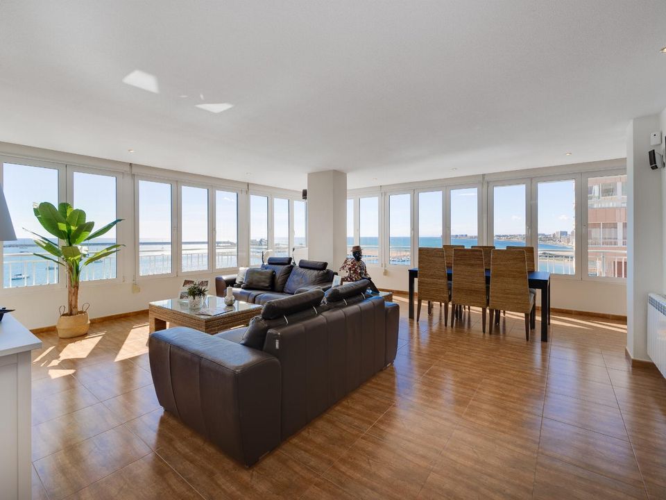 Apartamento de 3 dormitorios en Torrevieja, Spain No. 176291