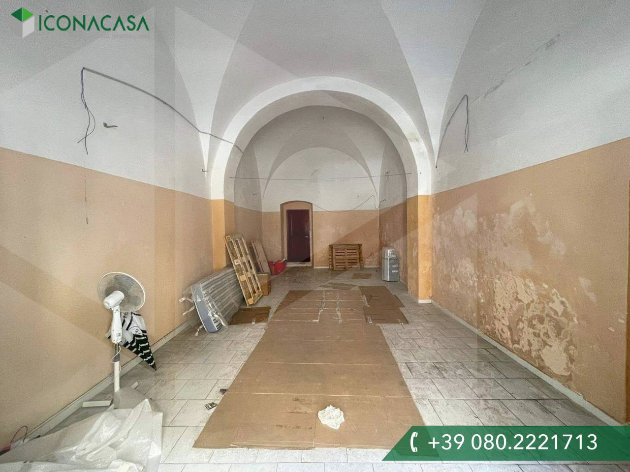1 room Commercial property in Bari, Italy No. 22245
