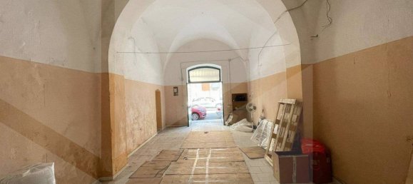 1 room Commercial property in Bari, Italy No. 22245 4