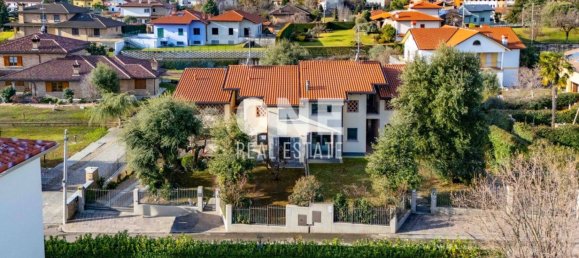 Вилла с 4 спальнями в Лураго Мариноне, Италия № 12375 12