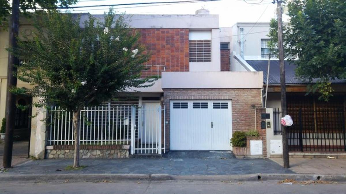 Casa de 3 dormitorios en Morón, Argentina No. 21594