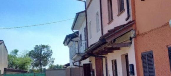 Casa de 5 divisões em Pieve Porto Morone, Italy N.º 311909 2