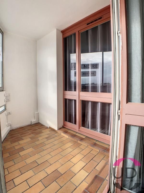 2 bedrooms Apartment in Corbeil-Essonnes, France No. 182382