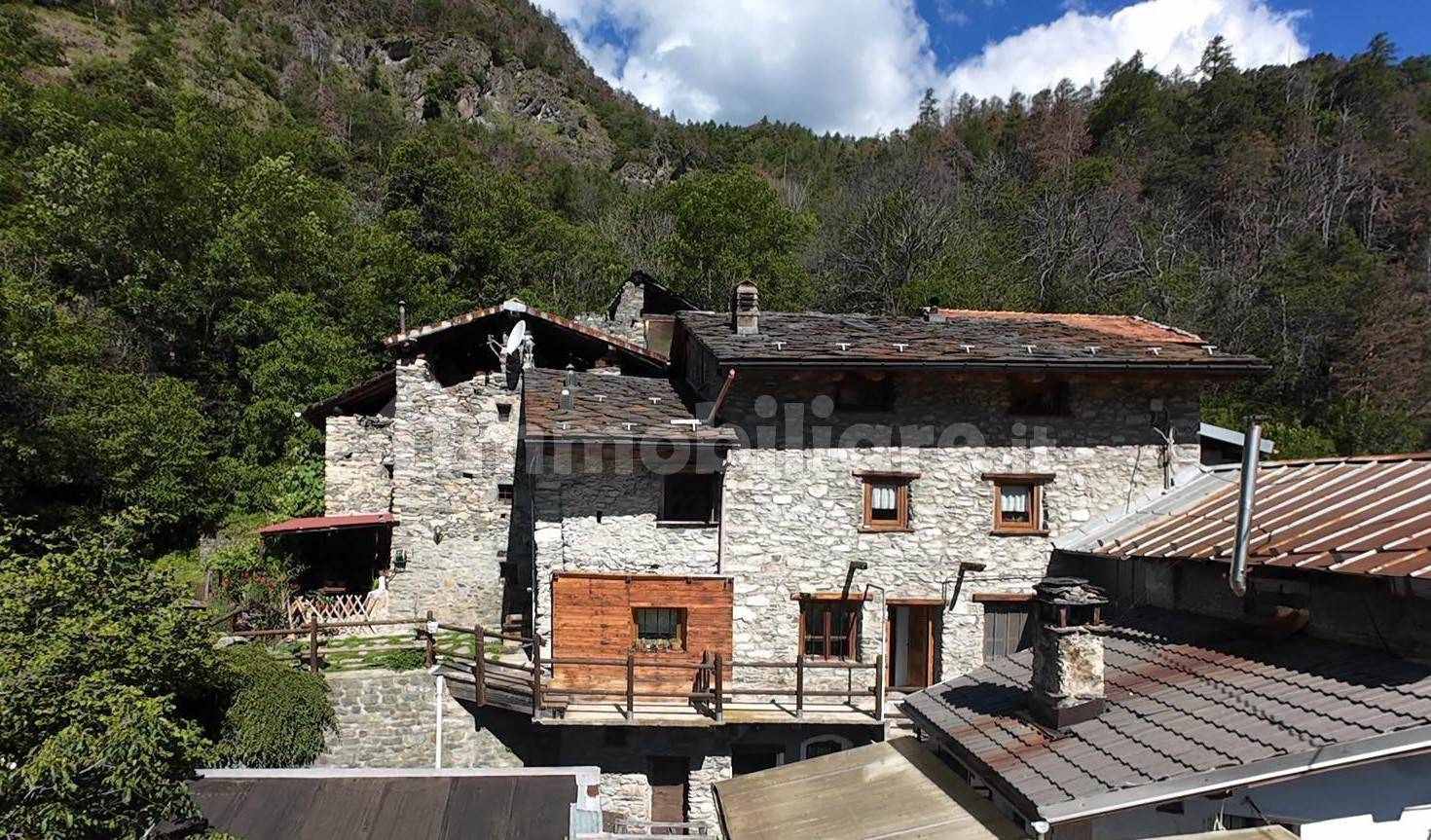 4 bedrooms House in Antey Saint Andre, Italy No. 177182