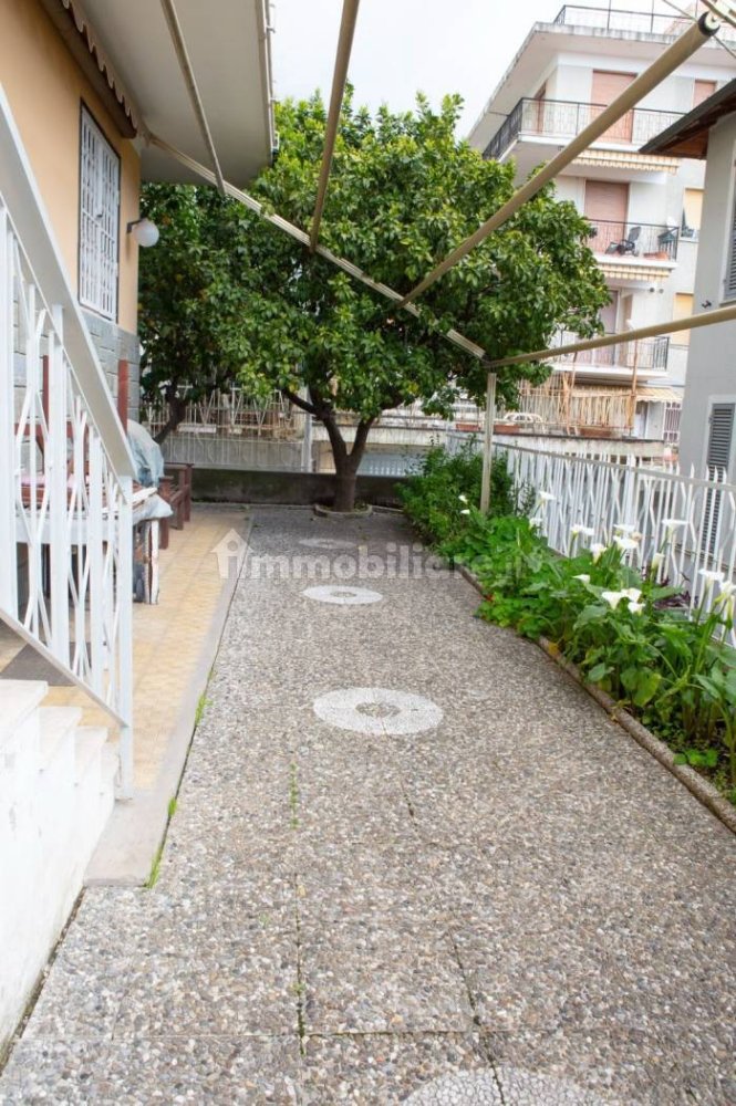 Apartamento de 2 dormitorios en Taggia, Italy No. 267158