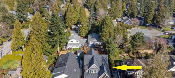 4 bedrooms House in British Columbia, Canada No. 1163 2