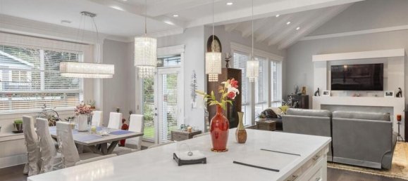 4 bedrooms House in British Columbia, Canada No. 1163 6