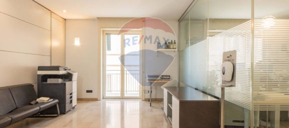 Oficina de 5 habitaciónes en Bari, Italy No. 266451 2