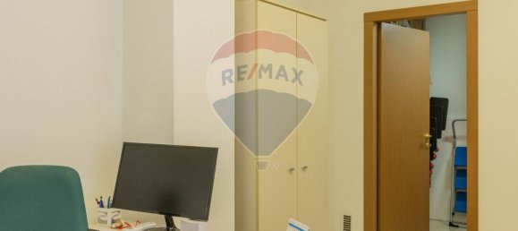 Oficina de 5 habitaciónes en Bari, Italy No. 266451 11